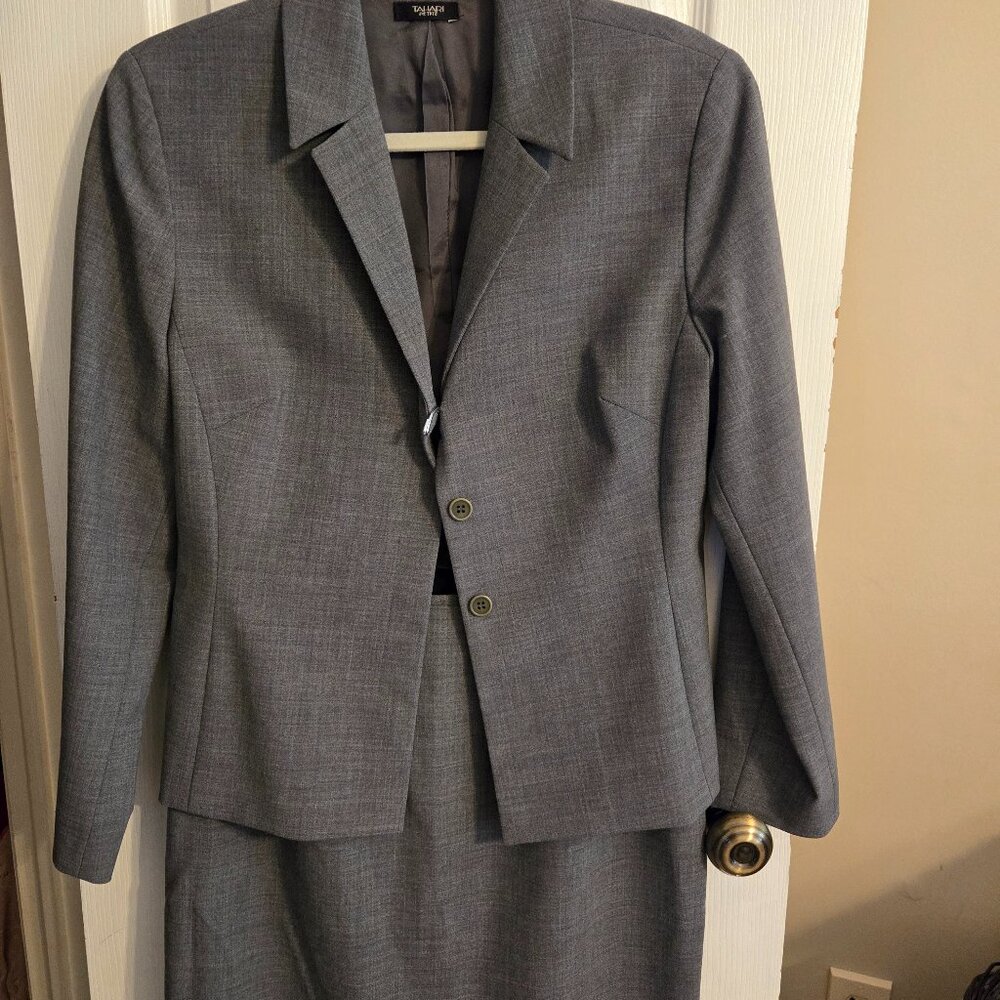 Tahari 8P Gray Suit